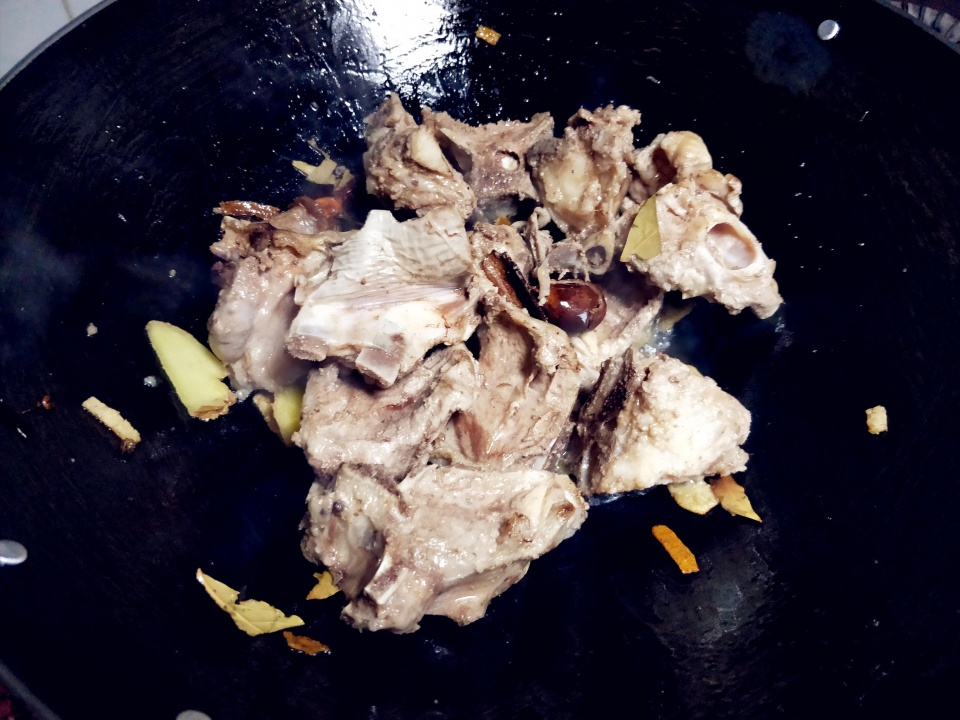 步骤三：煮羊骨头