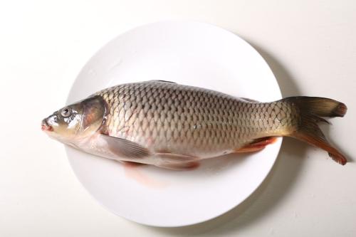 方法三：将鱼放入水中煮