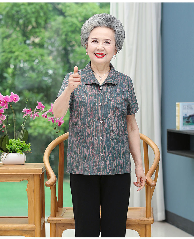 2. 爱心满溢的奶奶