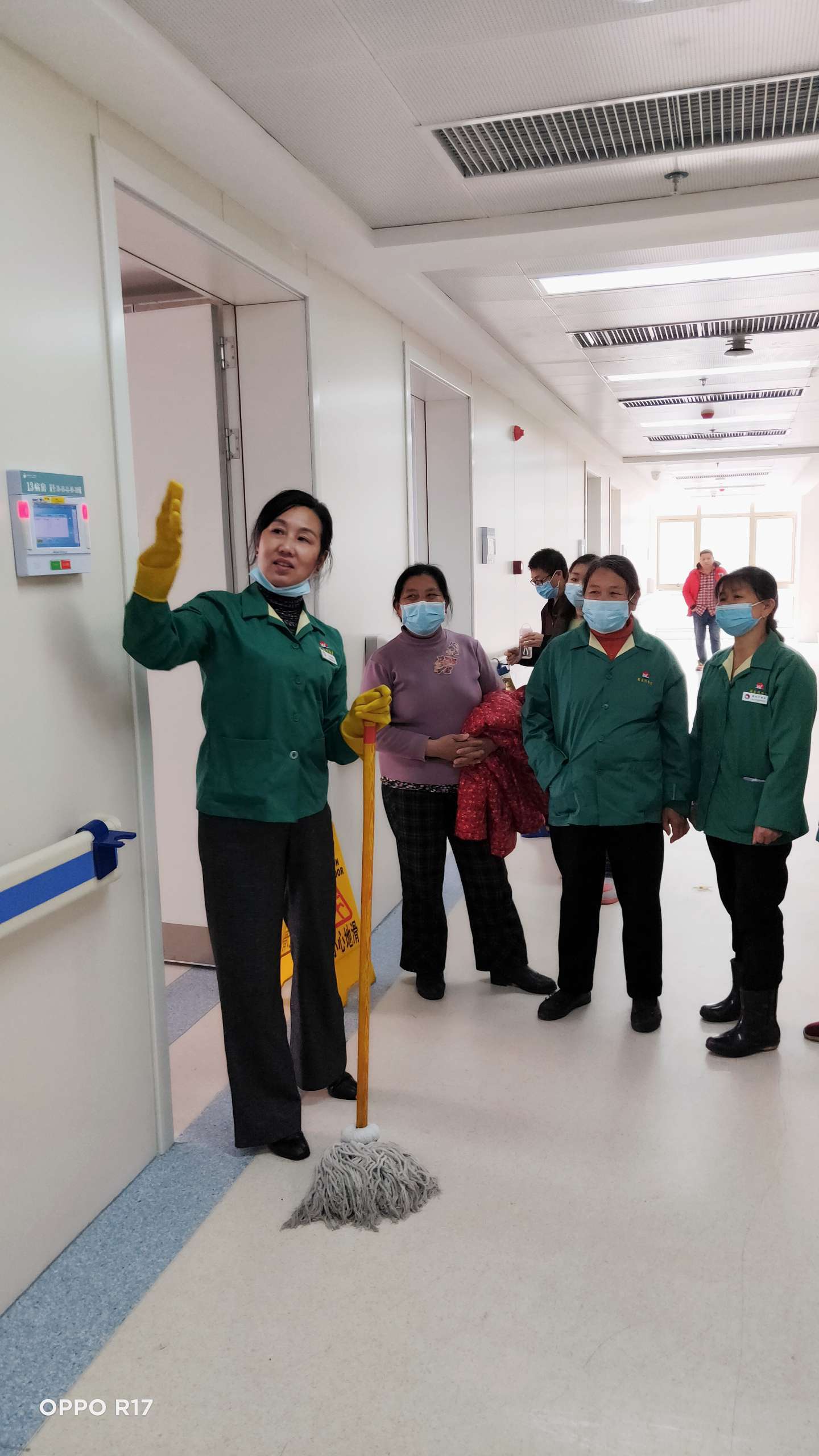 1. 使用合适的清洁用品和工具