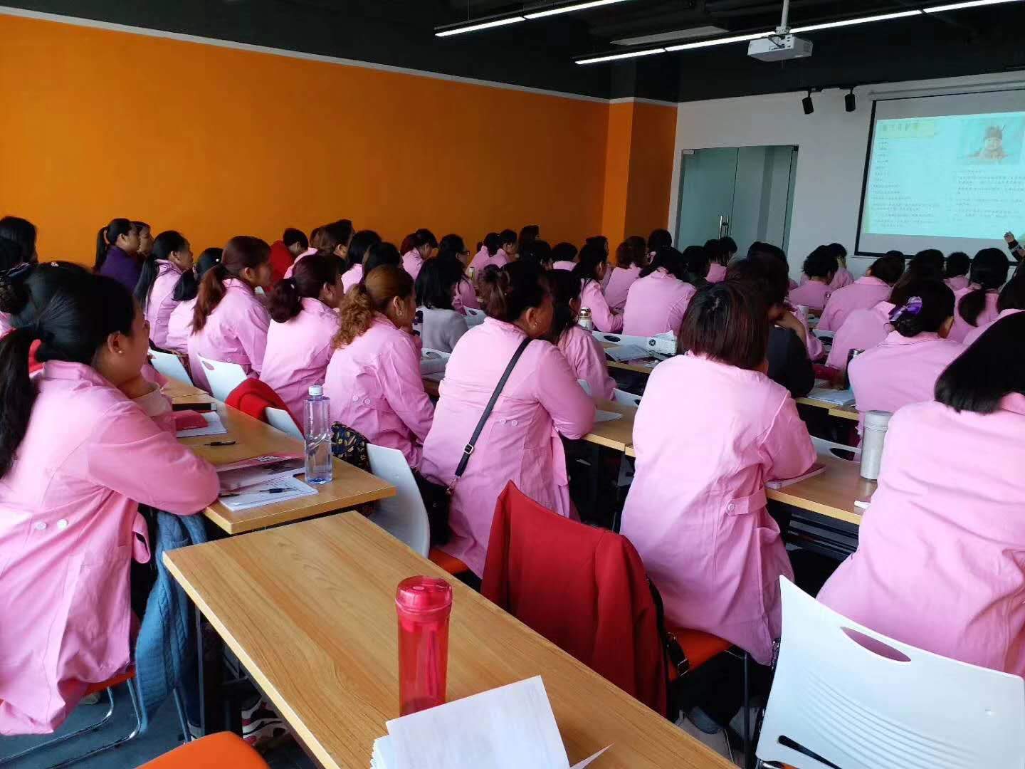 1. 照料产妇