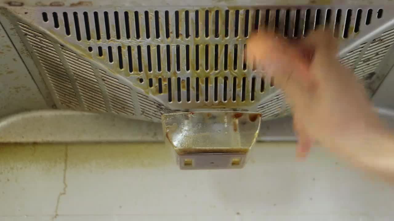 方法三：清洗油烟机滤网