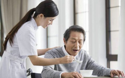 请人照顾老人多少钱一个月(请人照顾老人费用)