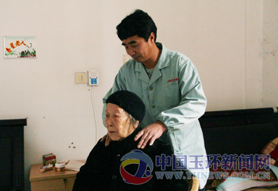 男护工的工资水平何以得到提升？