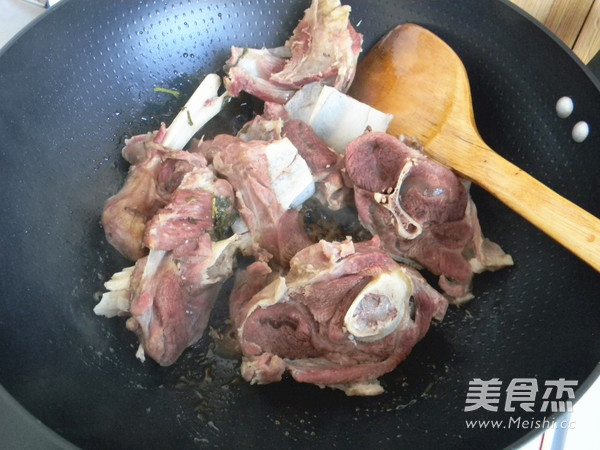 步骤二：调料炒香