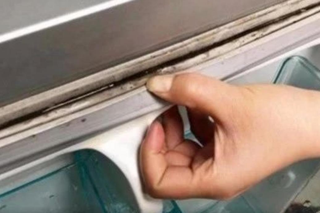 步骤三：用温水和洗洁精清洁