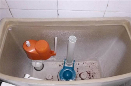 检查水箱内部零件