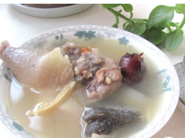 什么药材适合与水鱼煲鸡汤搭配？
