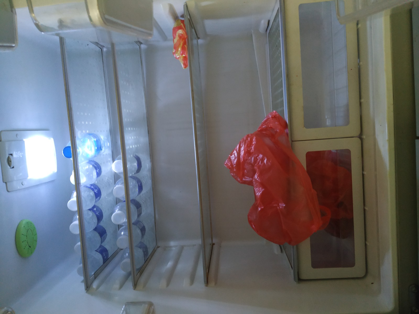 2. 保鲜室门密封不严