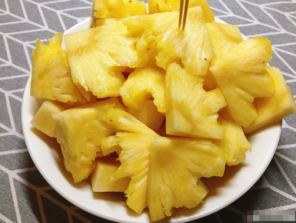 如何识别菠萝过敏的症状？