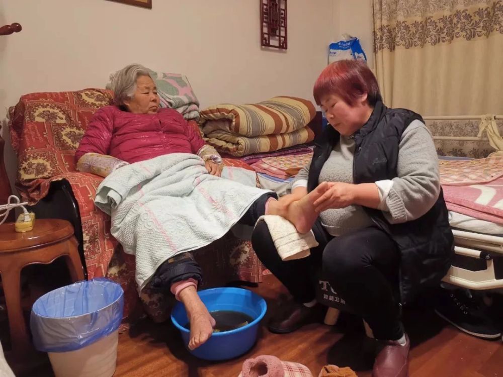为什么选择北京家政网一对一照顾老人？