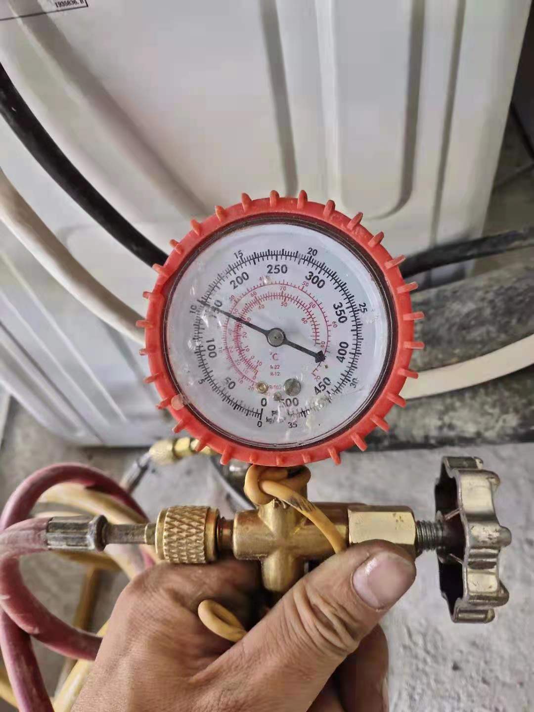 步骤三：连接加氟管
