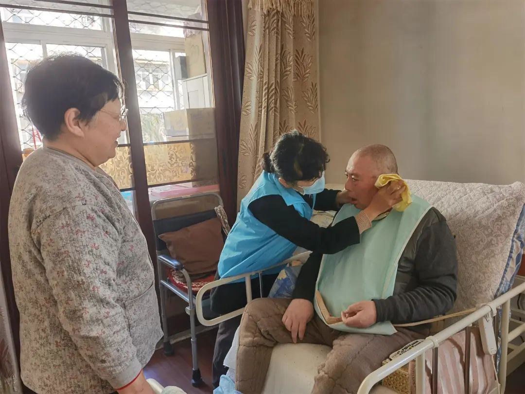 如何预约北京家政网一对一照顾老人服务？