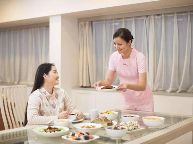 育儿嫂是否轻松