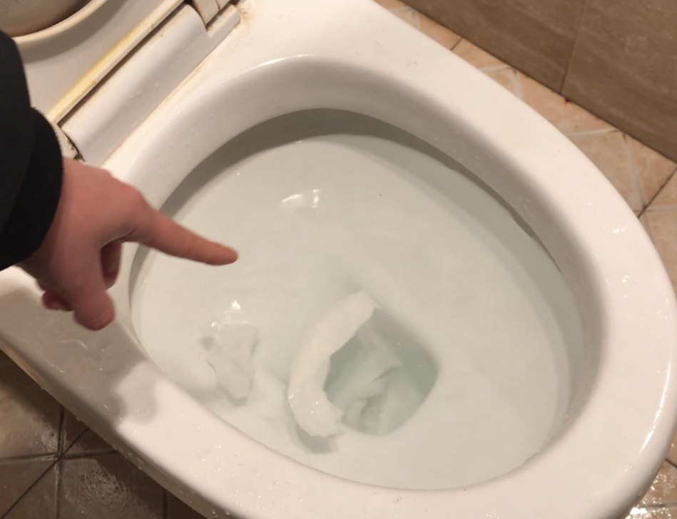 马桶堵了屎和水满满的