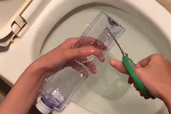 1.使用马桶疏通器