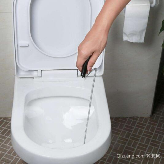 3.拆卸马桶排水口