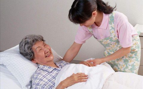 住家保姆照顾老人老人摔伤(住家保姆照顾老人的必要性)