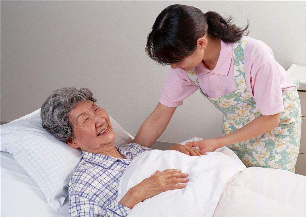 为什么选择住家保姆照顾老人