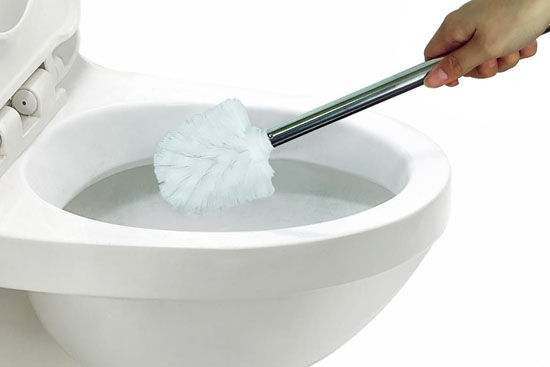 1. 使用抽水马桶专用疏通器