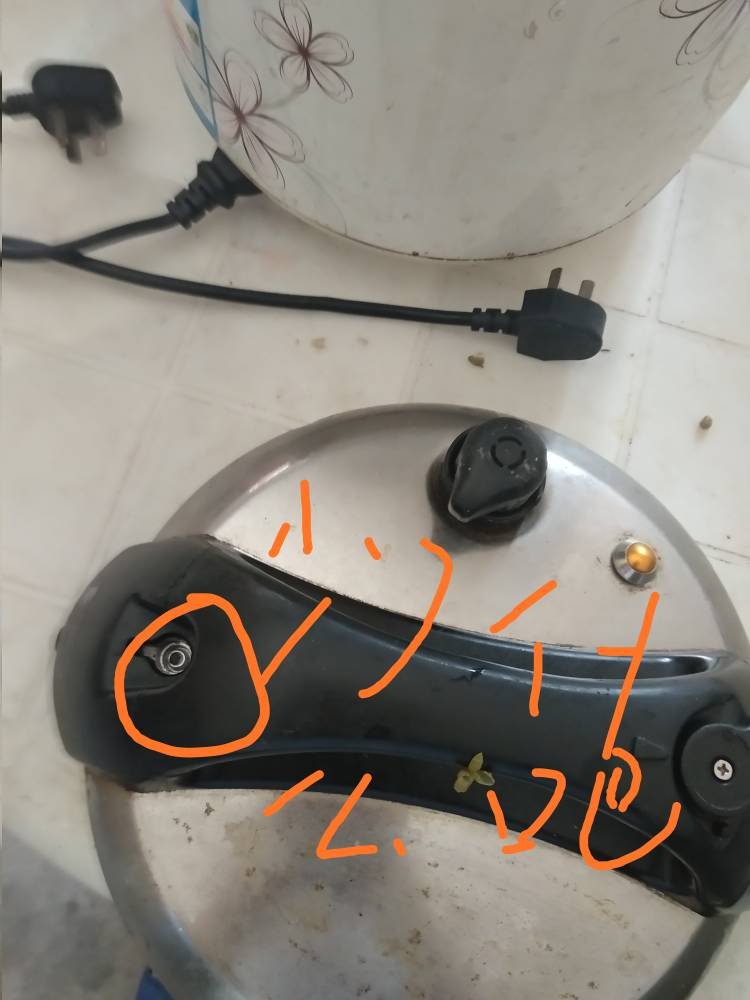 一、拆解电压力锅锅盖的步骤：