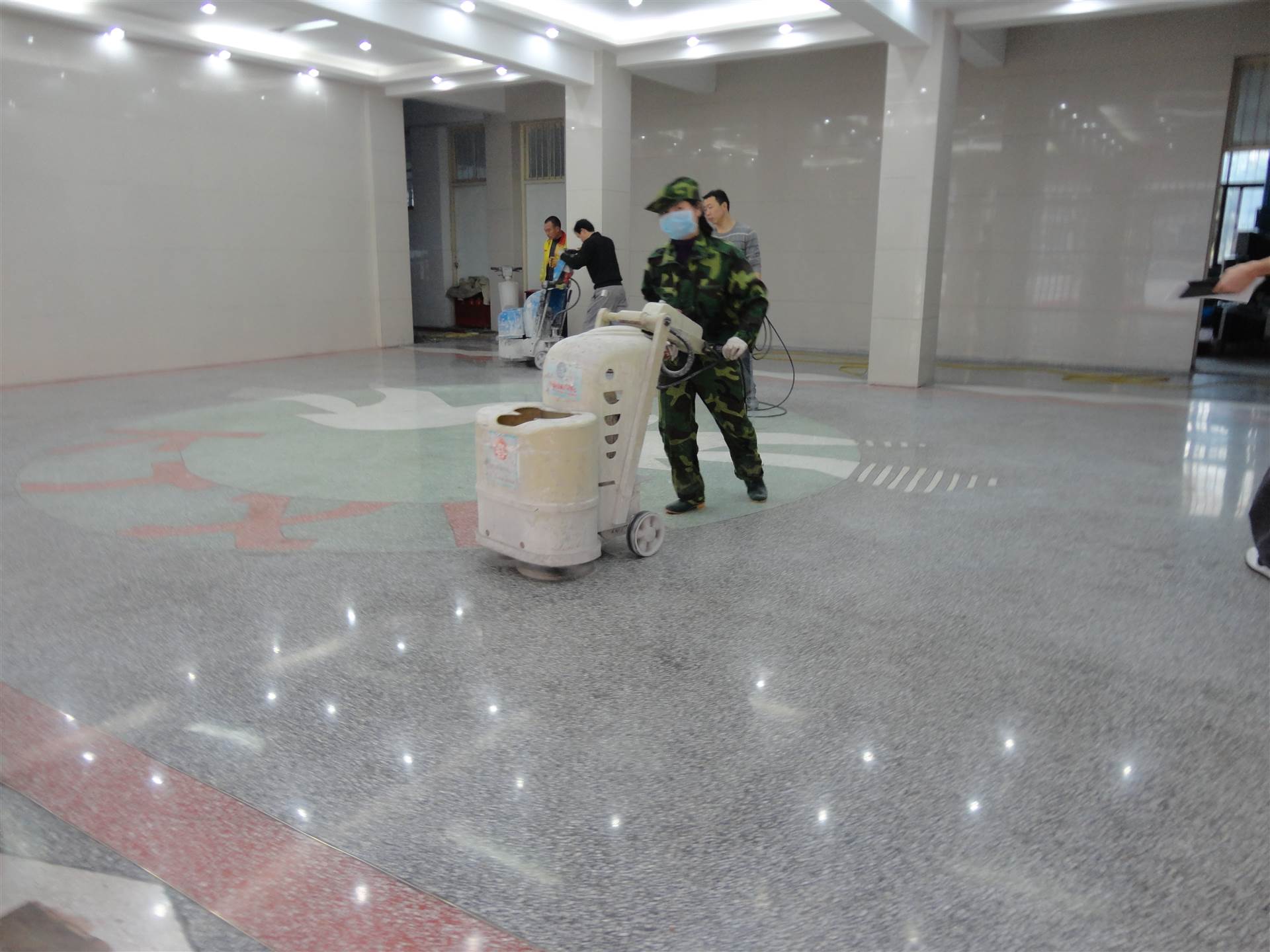 2. 清洁地板