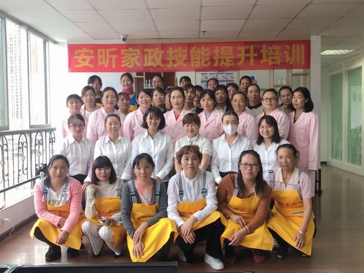 育儿师：以教育为主