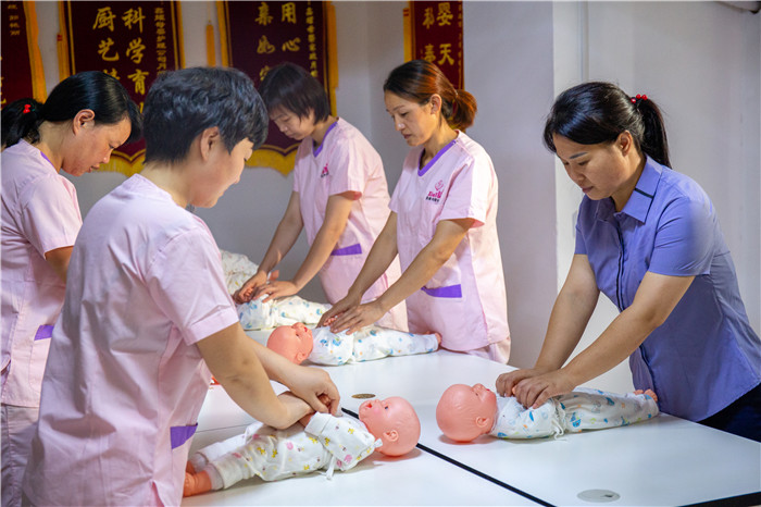 如何选择适合的育婴师培训班？