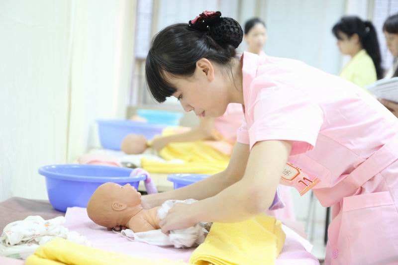 如何选择合适的育婴师培训机构