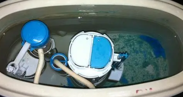 步骤二：清洁进水阀和水箱
