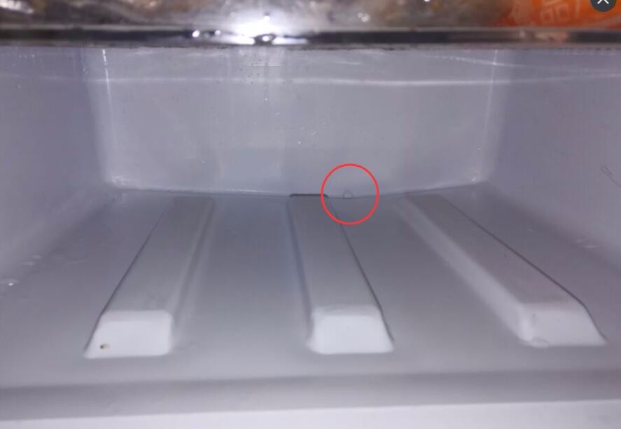 冰箱排水孔的位置是什么