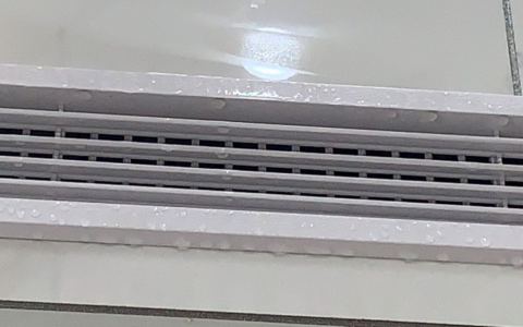 空调出风口滴水是什么问题(空调出风口滴水原因)