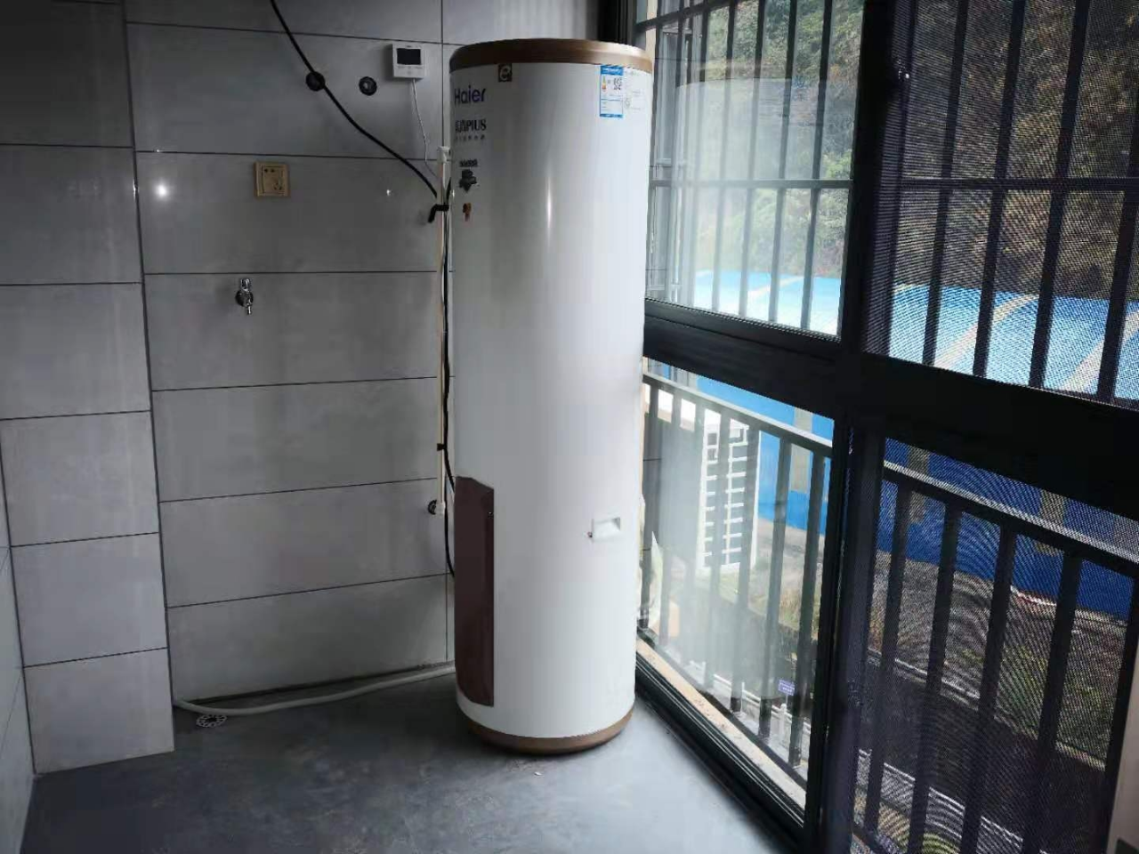 如何选择附近空气能热水器专卖店？