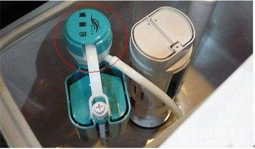 3. 检查水箱和马桶之间的密封性