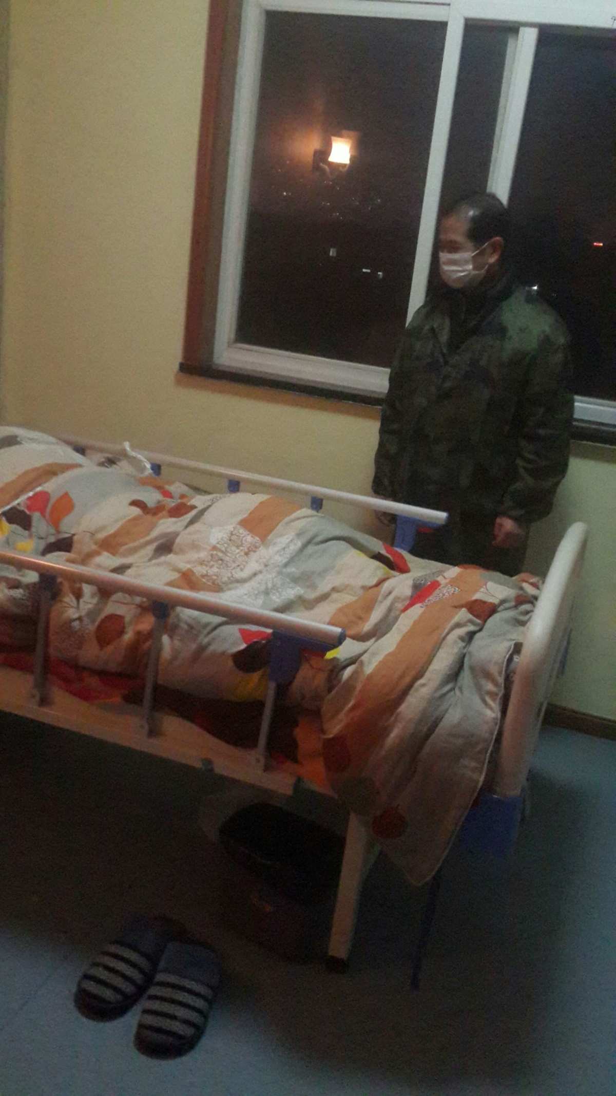 夜班照看老人护工的服务内容
