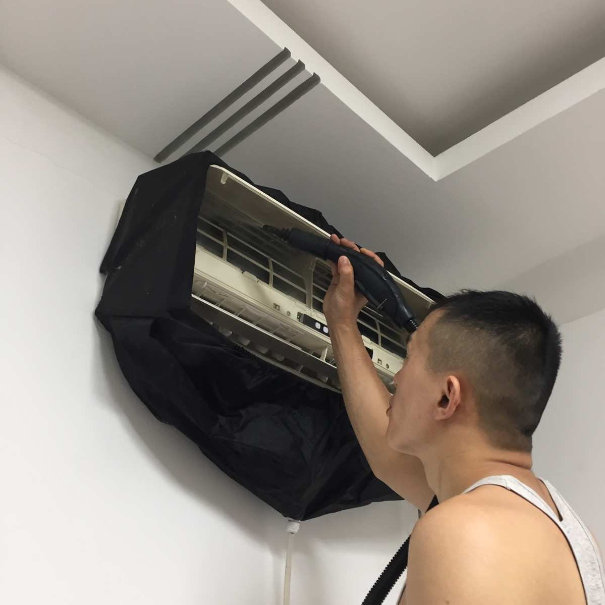 步骤2：断电并拆卸空调