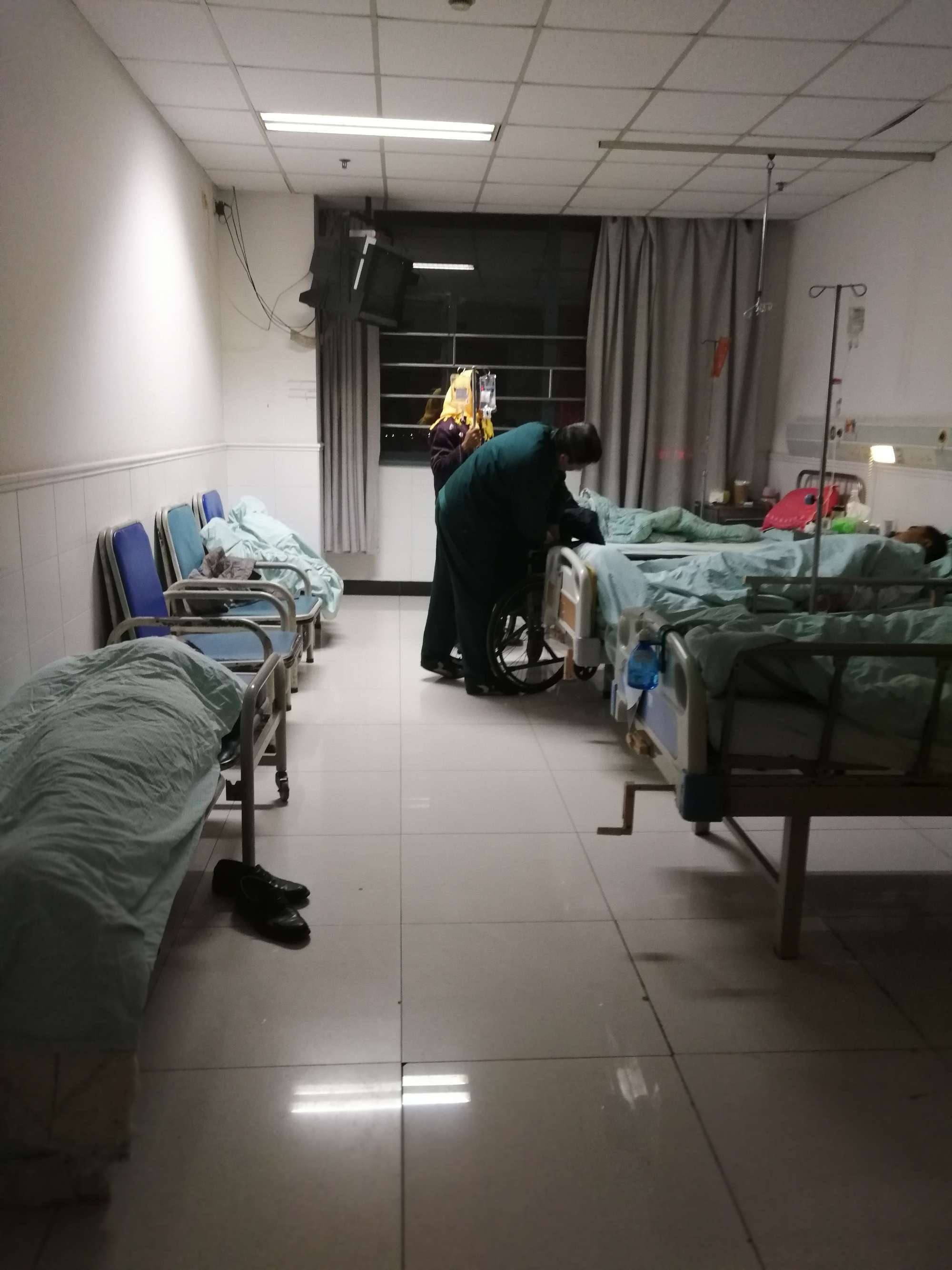 夜班照看老人护工的专业性和责任感