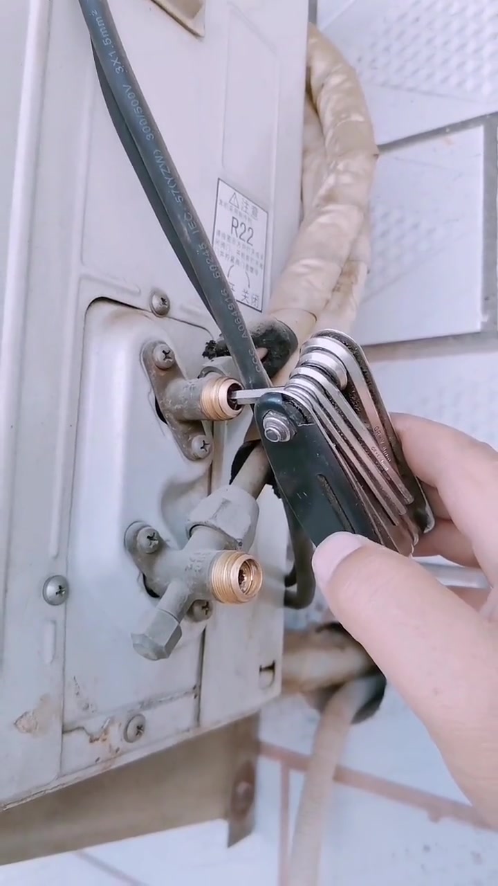步骤三：放出制冷剂