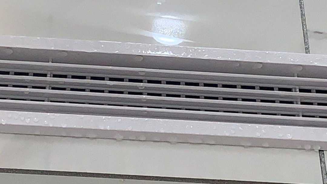原因二：空调冷凝器结霜