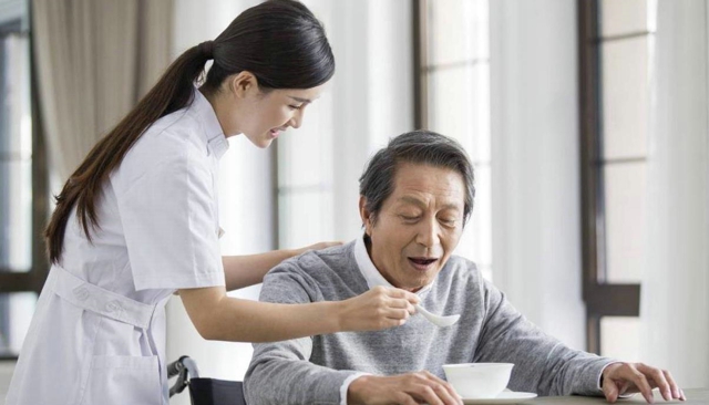 如何降低照顾老人的费用