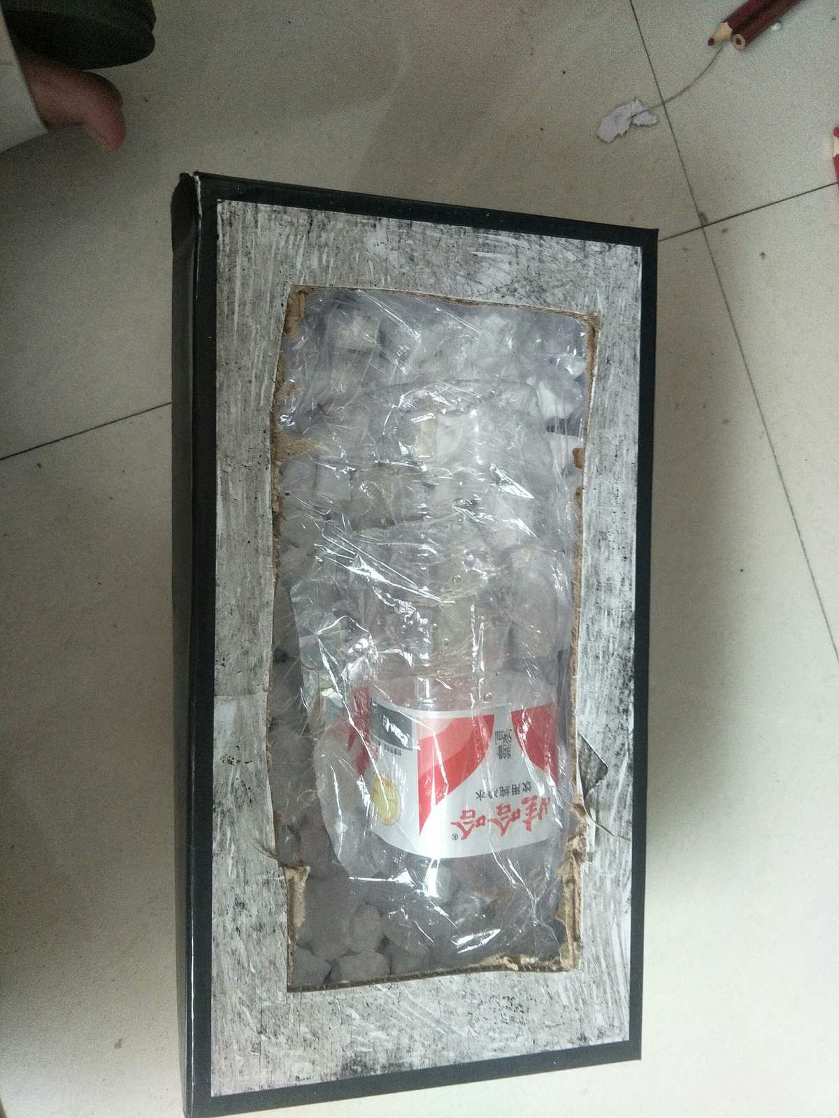 步骤3：在铝箔上贴上黑色布料