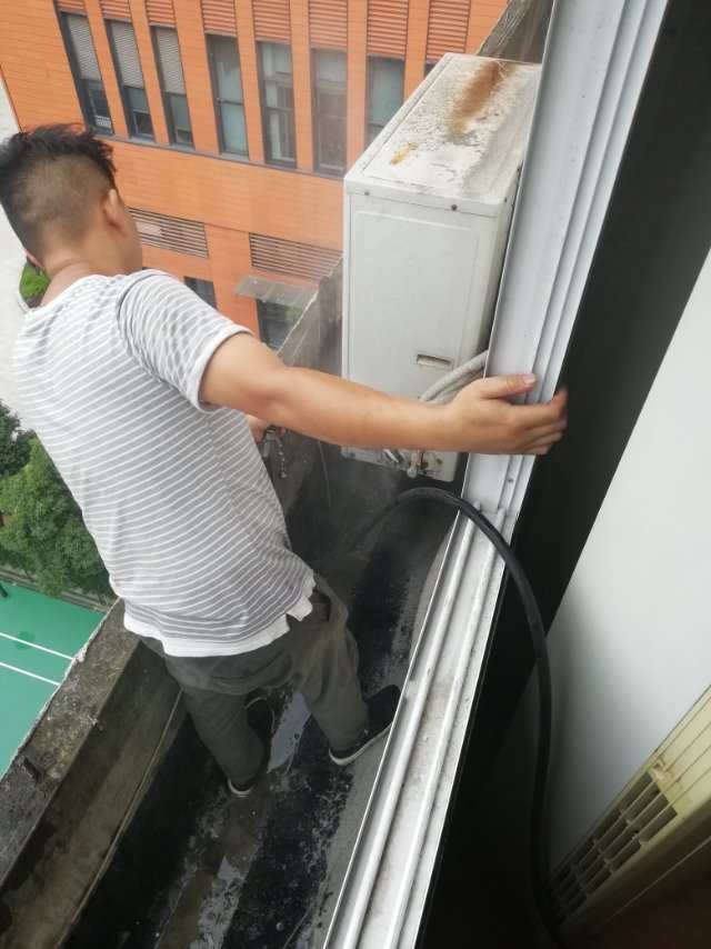步骤二：清洗过滤网和风扇叶片