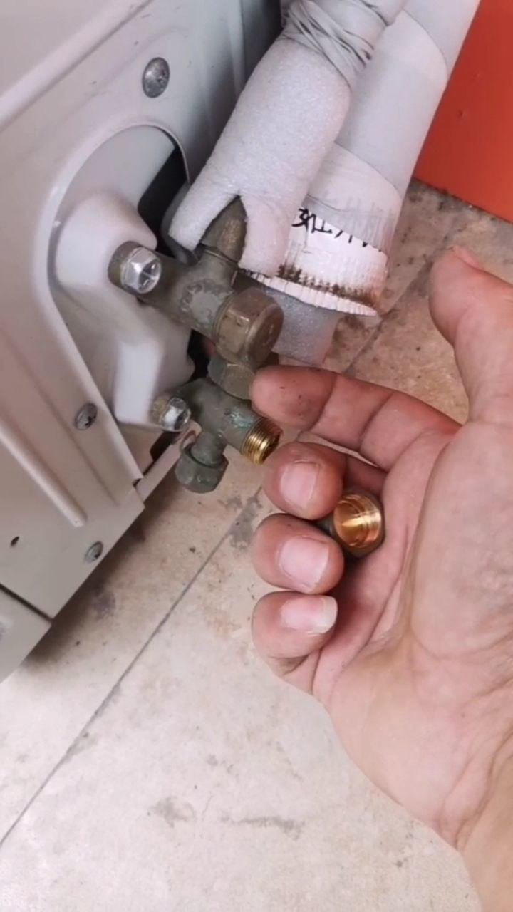 步骤一：准备空调收氟器