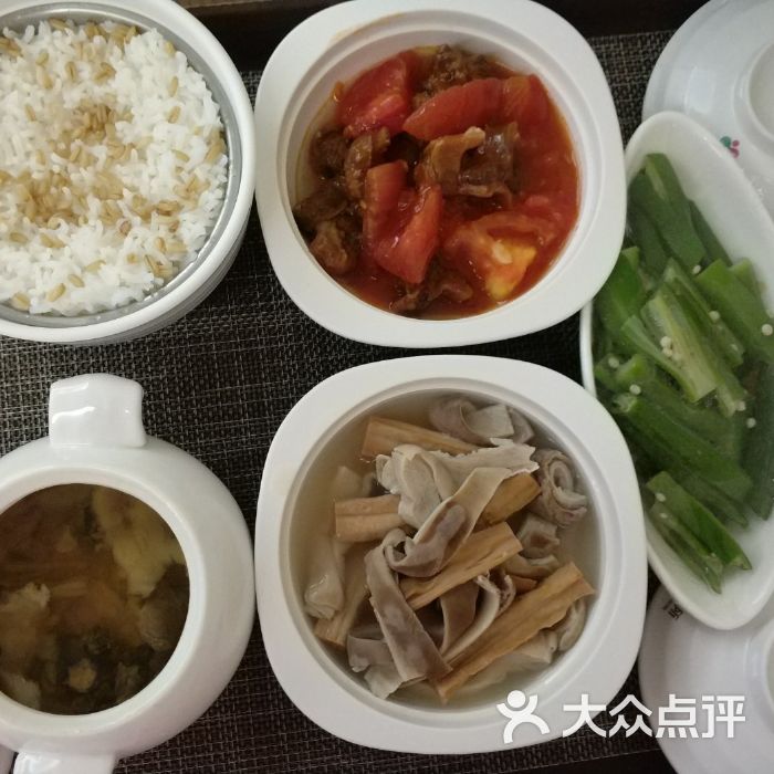 以下是选择合适月子中心的几个关键要素：