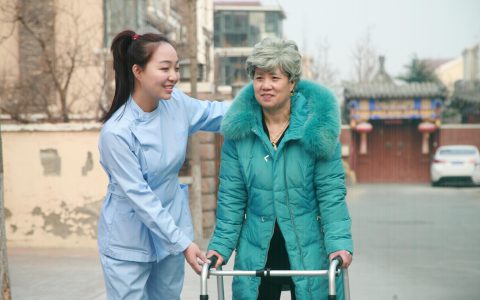 保姆照顾老人的电影(善良保姆照顾老人的感人电影)