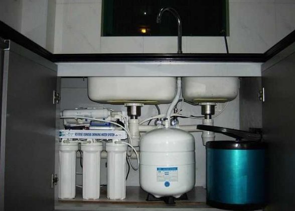 步骤2：安装净水器支架