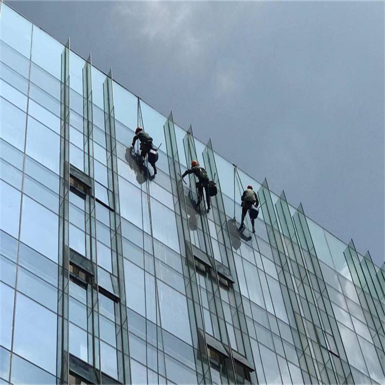 外墙玻璃清洗技巧