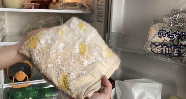 1. 清洗冰箱内部