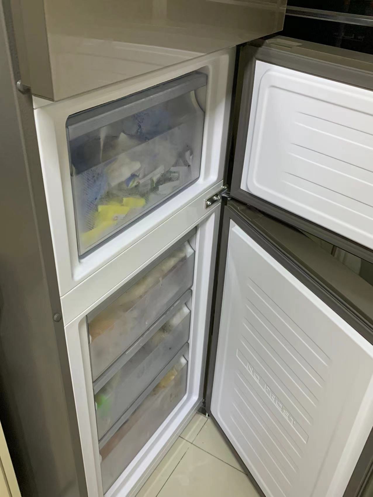 冰箱后面有堆积物