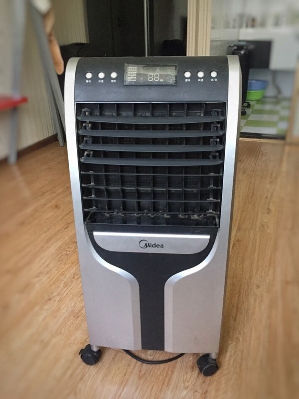 空调扇冰晶盒加水的步骤